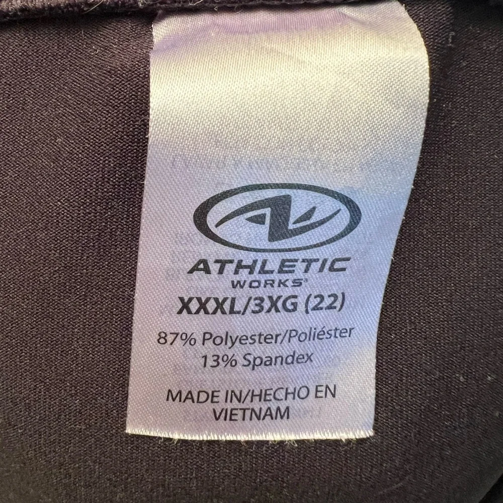 UMaine Black Bears T-Shirt (2XL) and Black Leggings (XXXL)